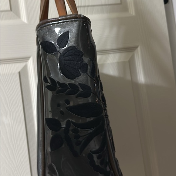 Elegant Black Floral Tote Bag - Picture 5 of 6